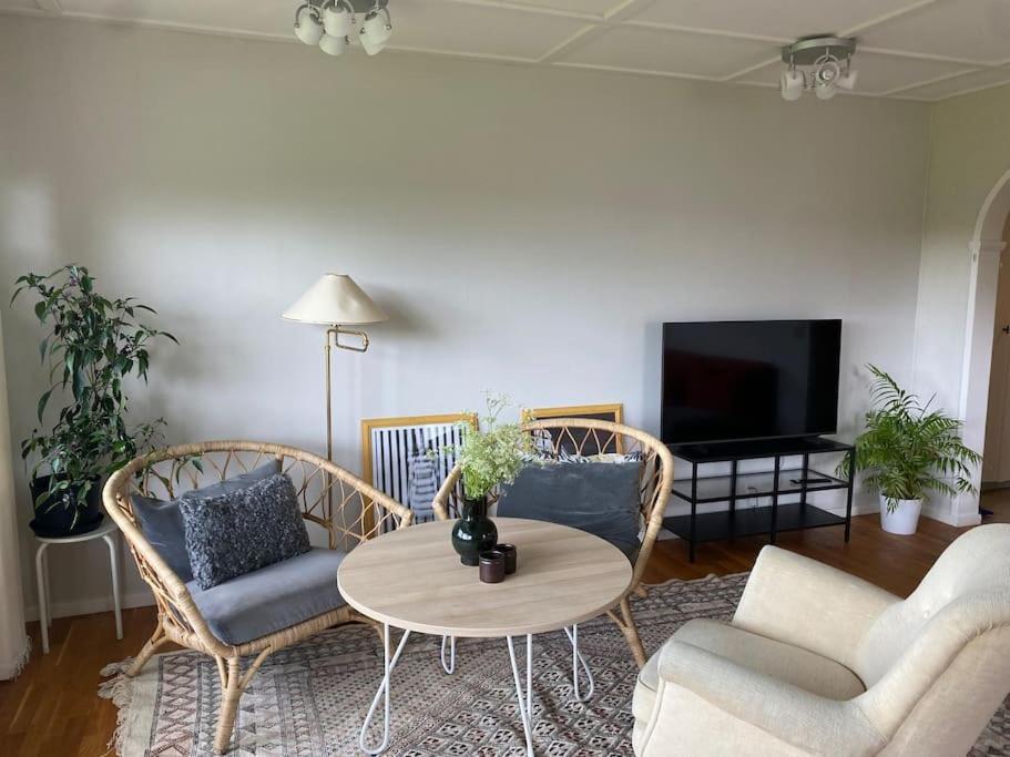 Apartment Right Next To The Golf Course And With The Ocean Just Around The Corner Ljungskile Exterior foto